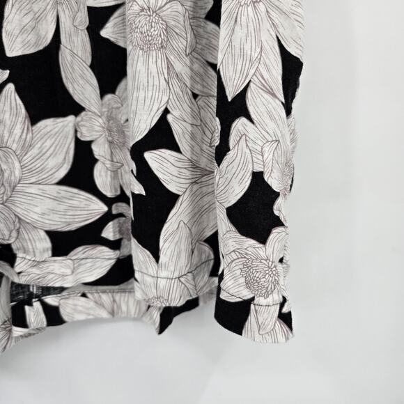 Crown & Ivy Women's Smock Neckline Flutter Sleeve Blouse Black White Size XXL - Picture 7 of 10